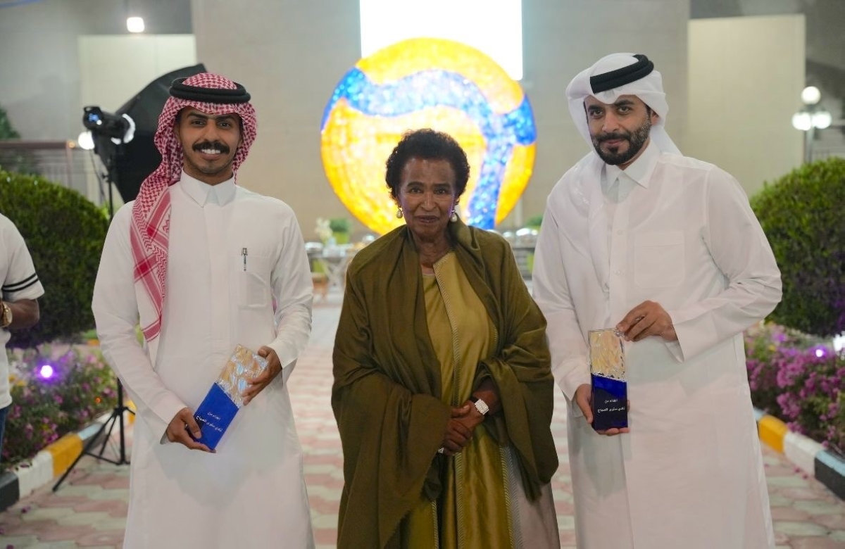 نعيمة الأحمد تتوسط المكرمين