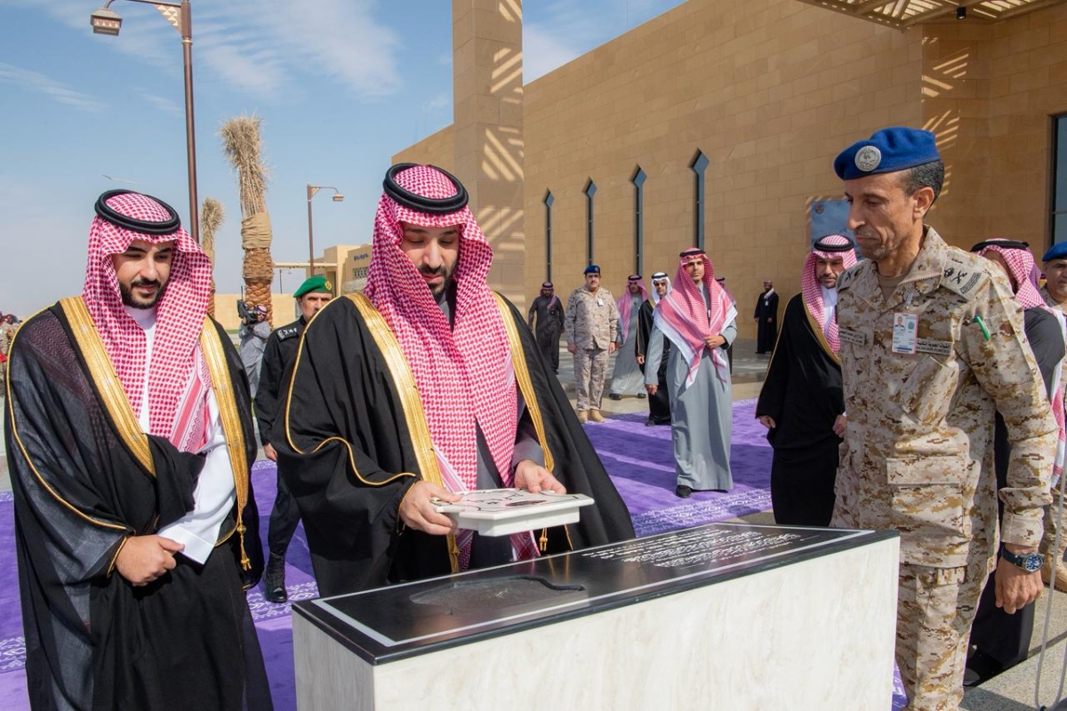 محمد بن سلمان خلال جولة في قاعدة الملك سلمان الجوية (واس)
