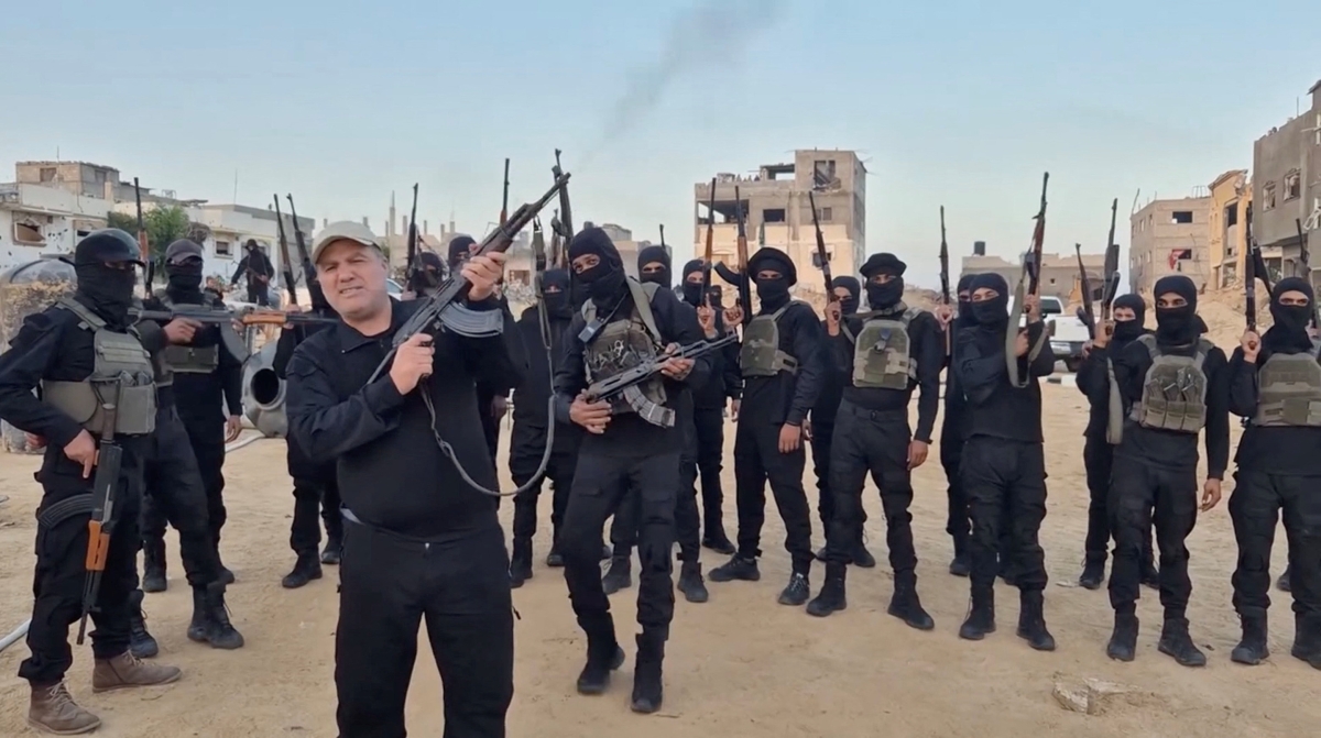 ‏رئيس فصيل مناهض لـ«حماس» يُطلق النار في الهواء وسط خان يونس (رويترز)