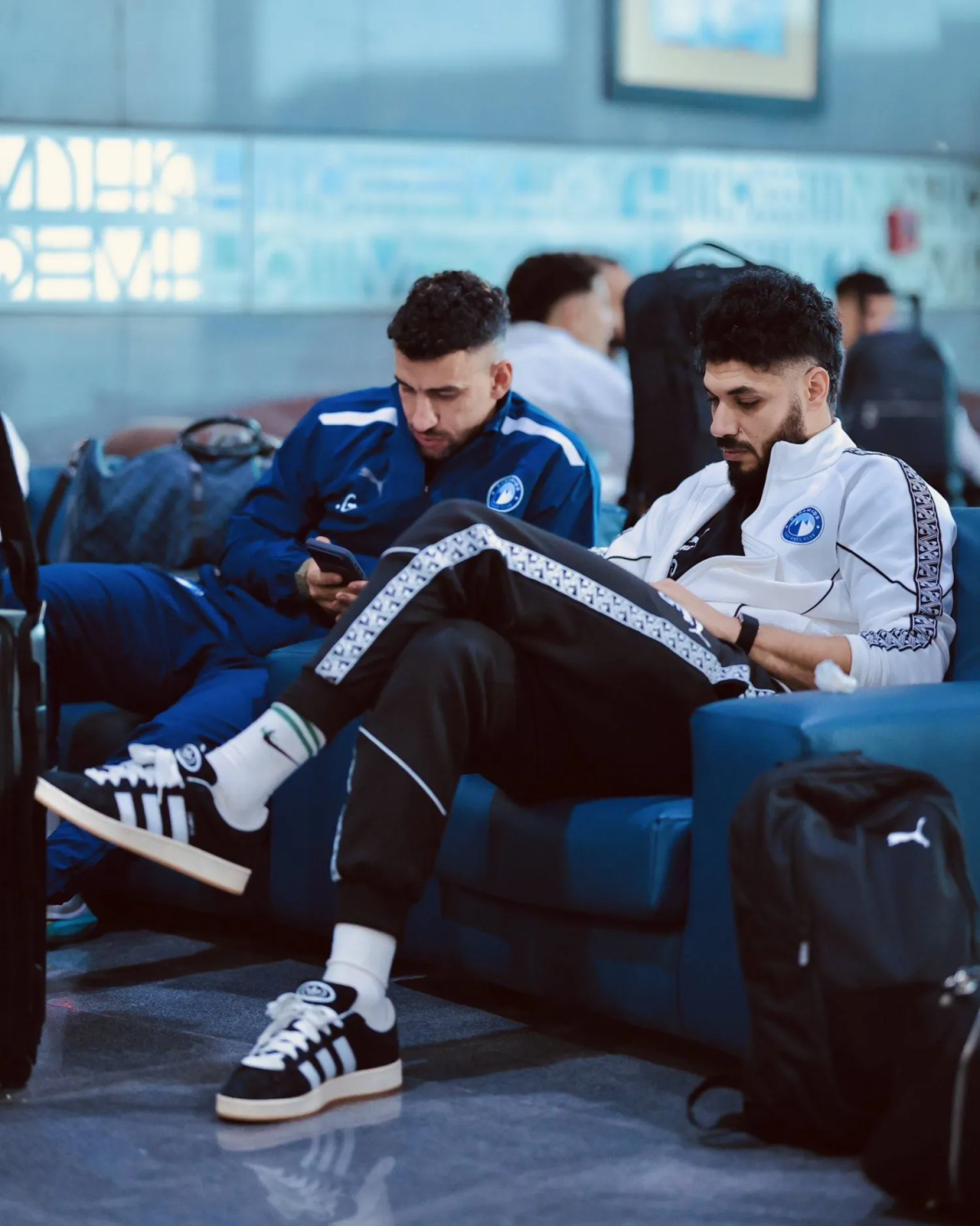 لاعبا بيراميدز في المطار