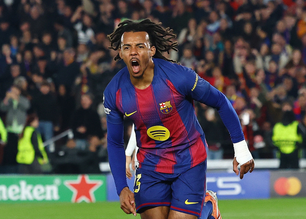 جول كوندي محتفلاً بهدفه الأول في مرمى فرانكفورت (رويترز)