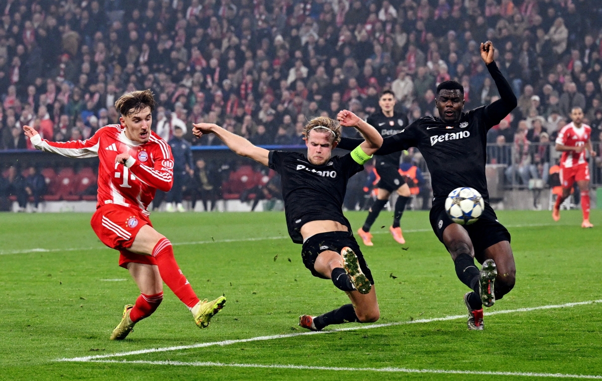 لينارت كارل مسجلاً في مرمى سبورتينغ لشبونة