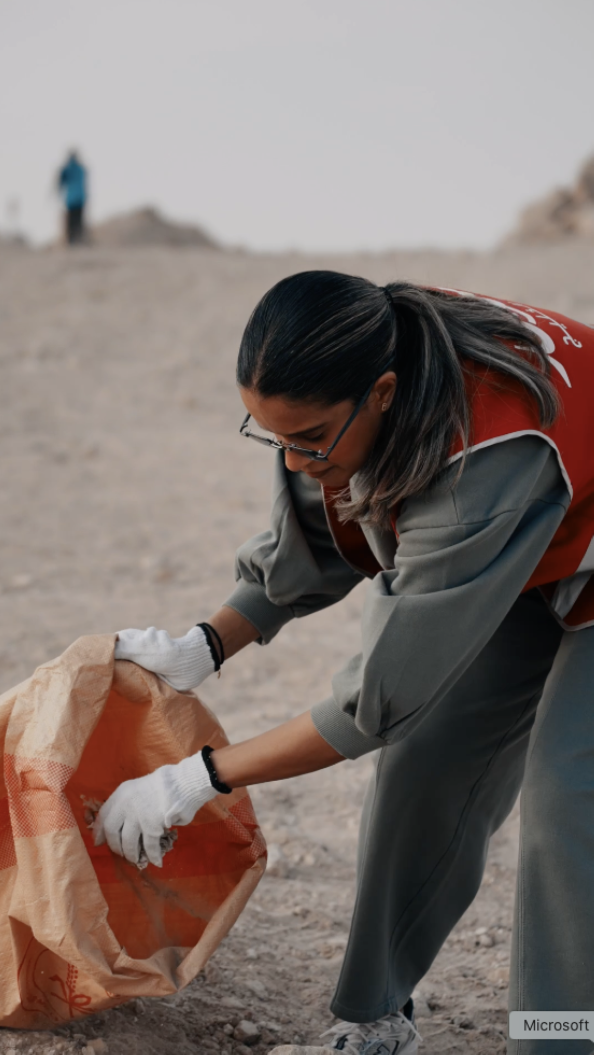 إحدى المتطوعات من «سواعد الخليج» 