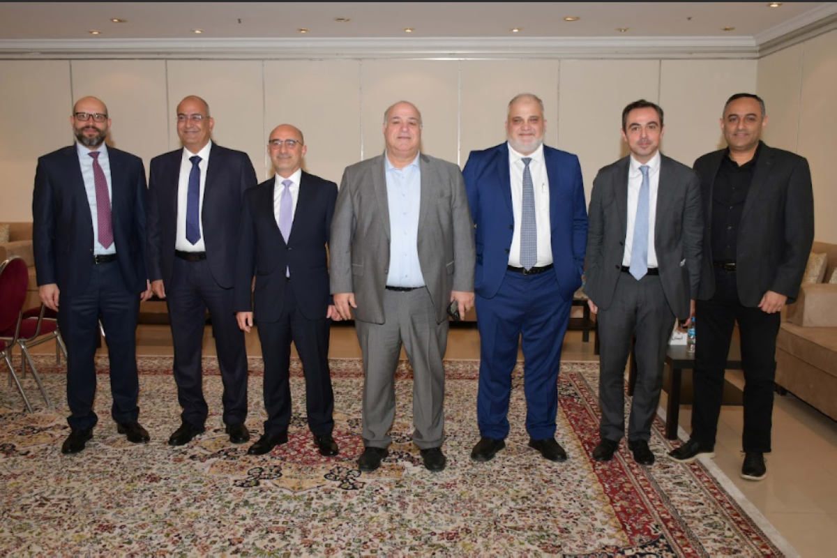 السفير الخوري مع عدد من المشاركين في اللقاء