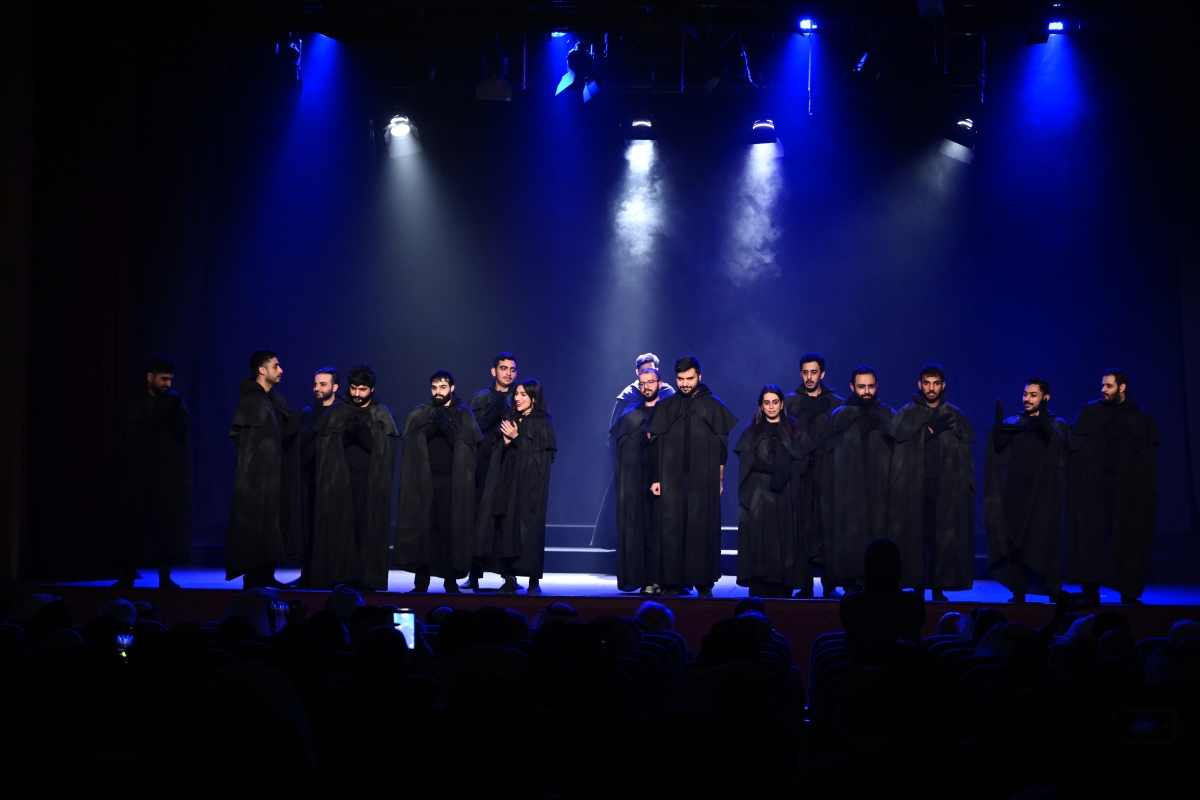 إحدى لوحات «زبانية» 