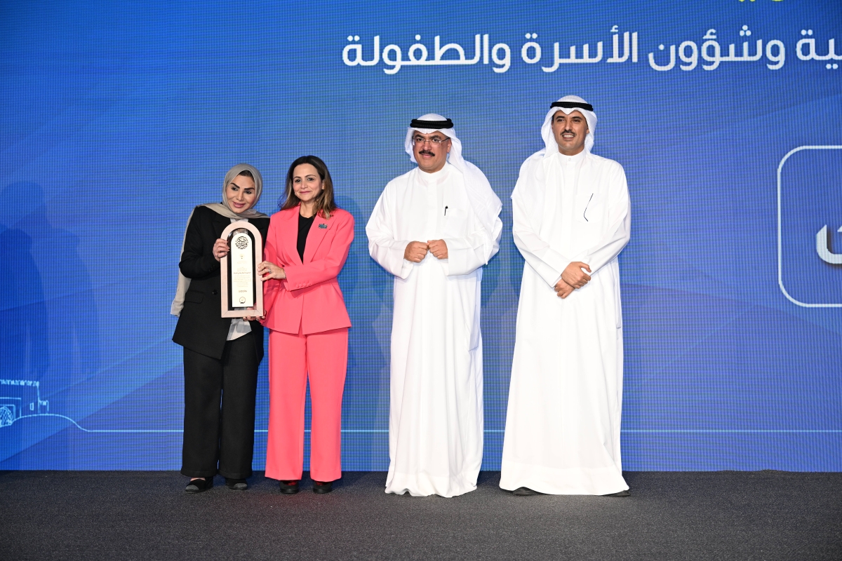 الحويلة مُكرّمة إحدى المُشاركات بحضور الطبطبائي ومُحافظ الأحمدي