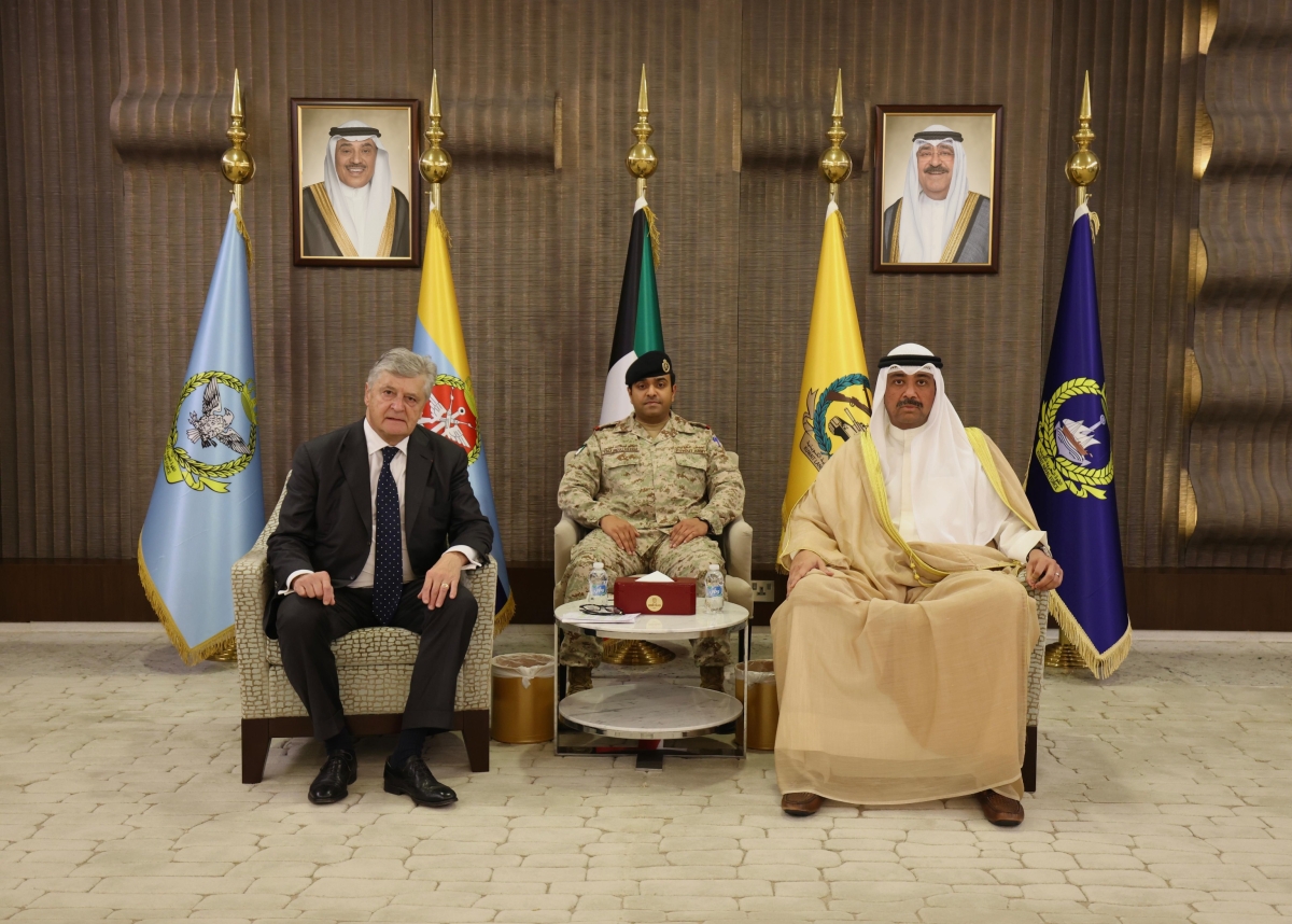 وزير الدفاع مستقبلا الوزير الفرنسي