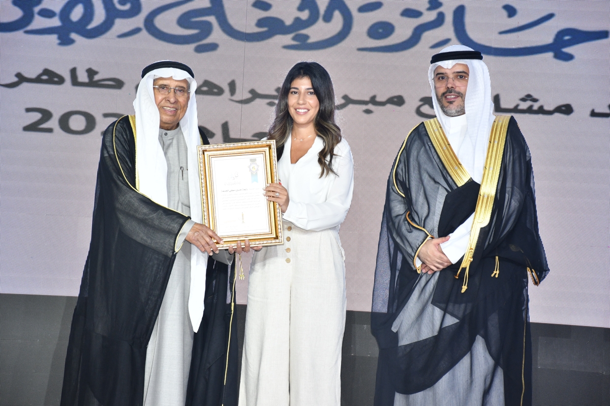 إبراهيم البغلي مكرماً إحدى الفائزات بحضور العجمي