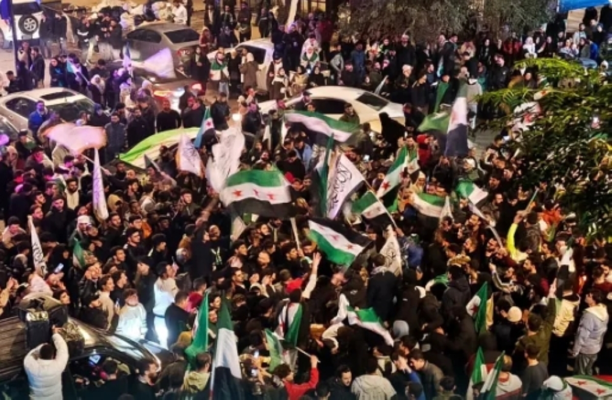 سوريون يحتفلون بإلغاء «قانون قيصر» في اللاذقية