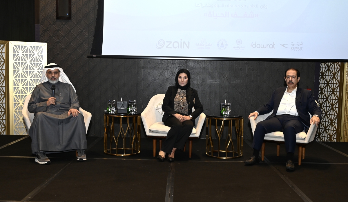 الخميس وخطاب والمسلم في الجلسة الصباحية (تصوير سعود سالم)