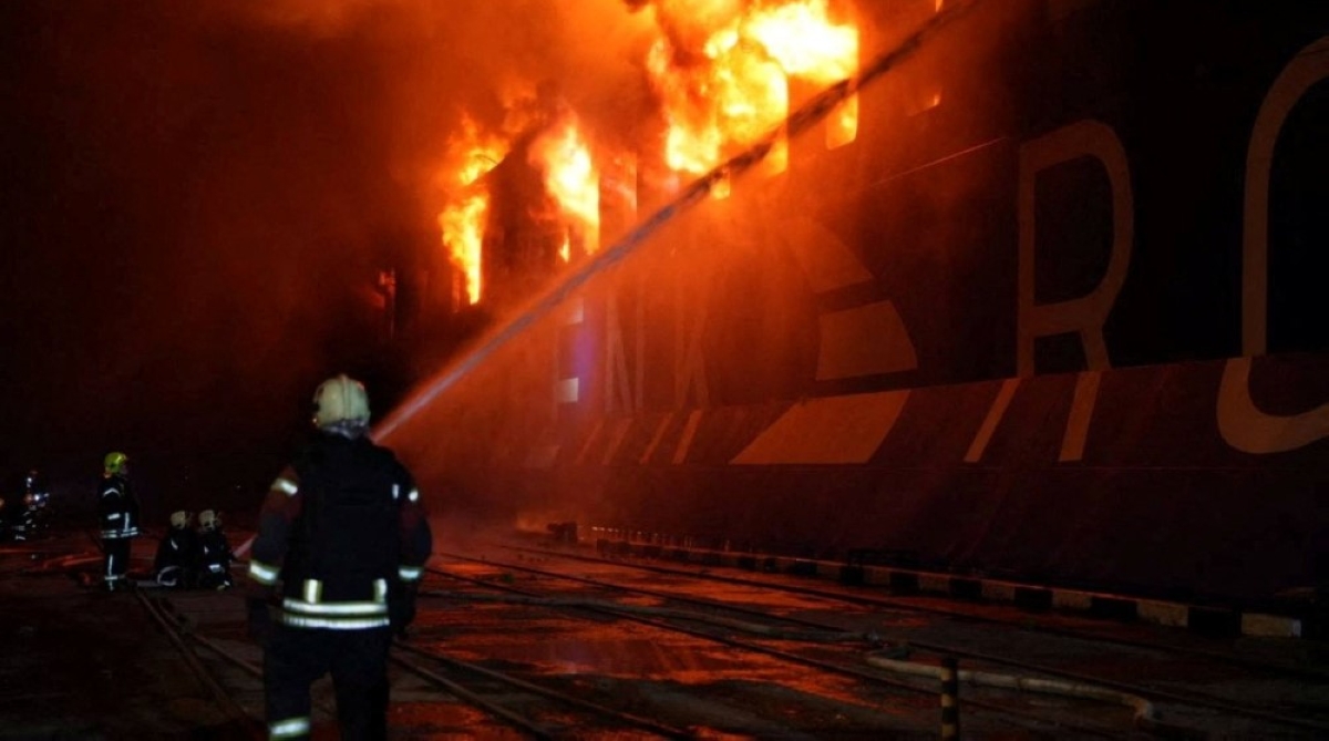 سفينة أوكرانية مشتعلة في أوديسا عقب هجوم روسي (أ ف ب) 