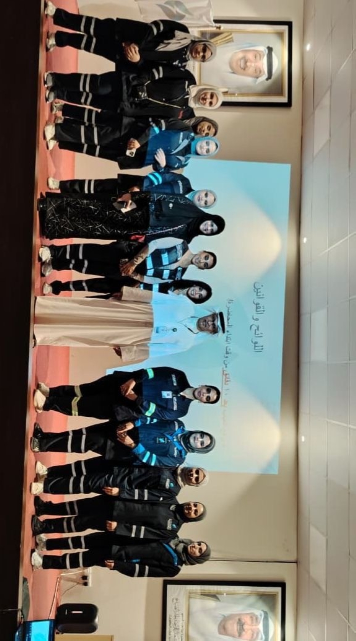 وكيل «الكهرباء» في لقطة جماعية مع عددٍ من المُوظّفات خلال الجولة 