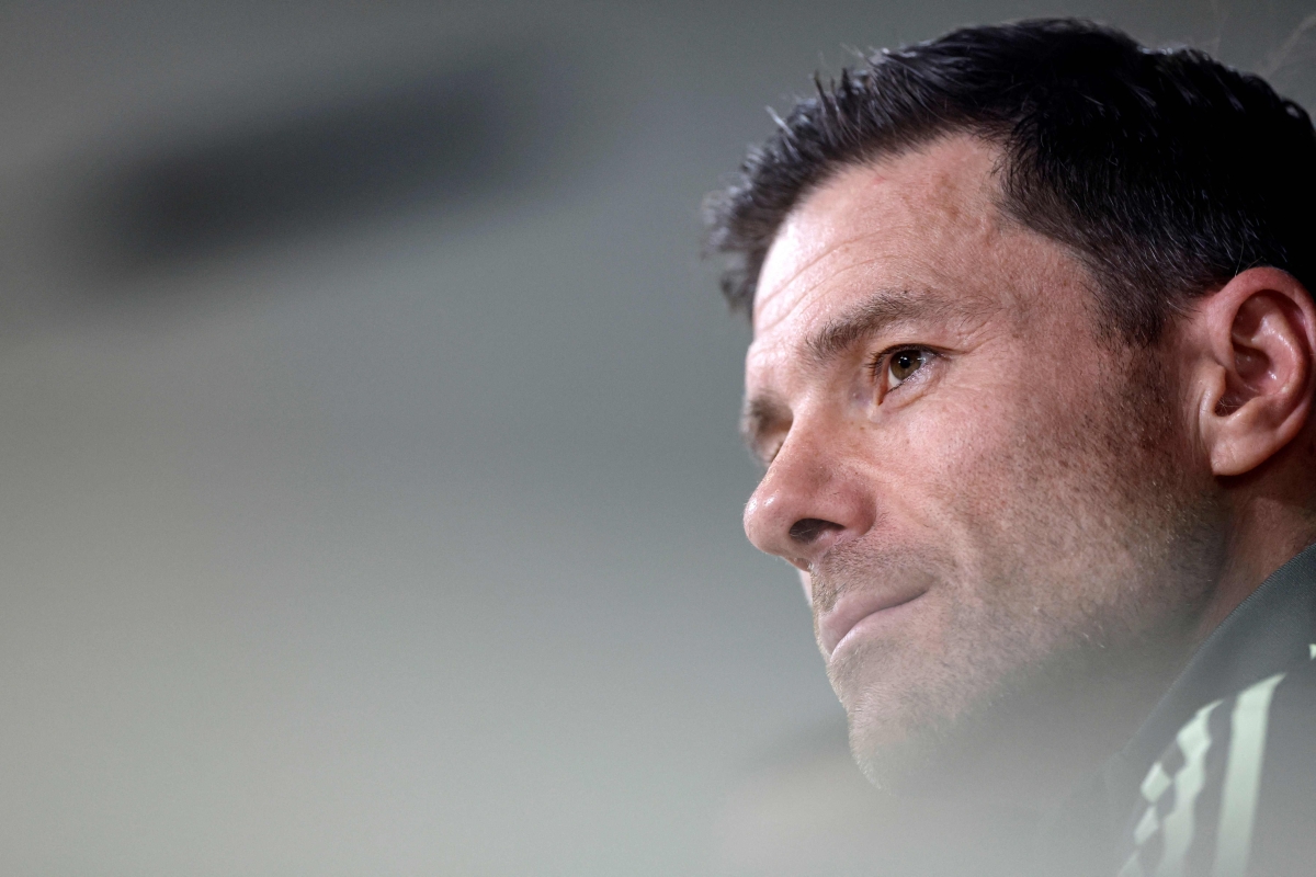 تشابي ألونسو متحدثاً في مؤتمر صحافي (أ ف ب)