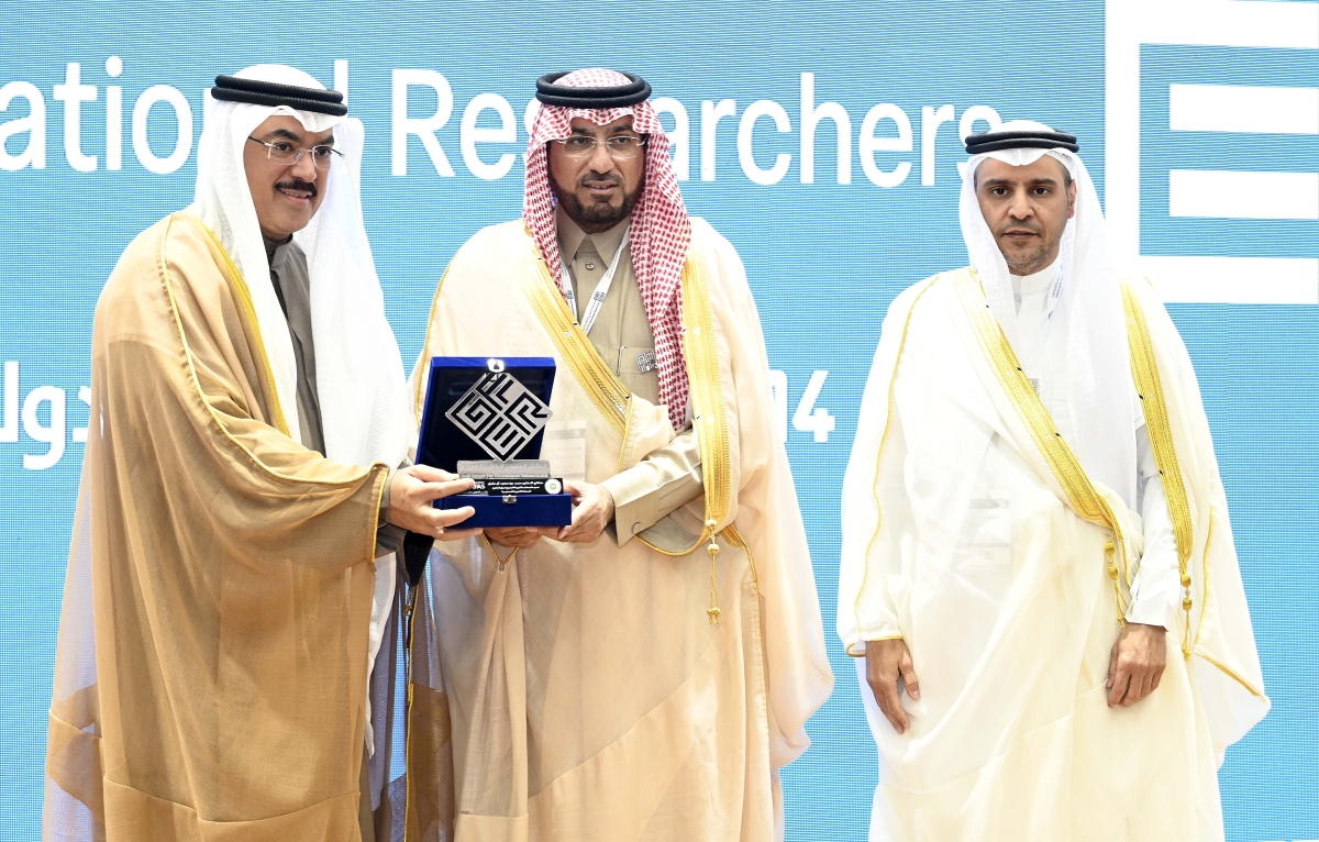 الطبطبائي يكرم محمد المقبل (تصوير سعود سالم)