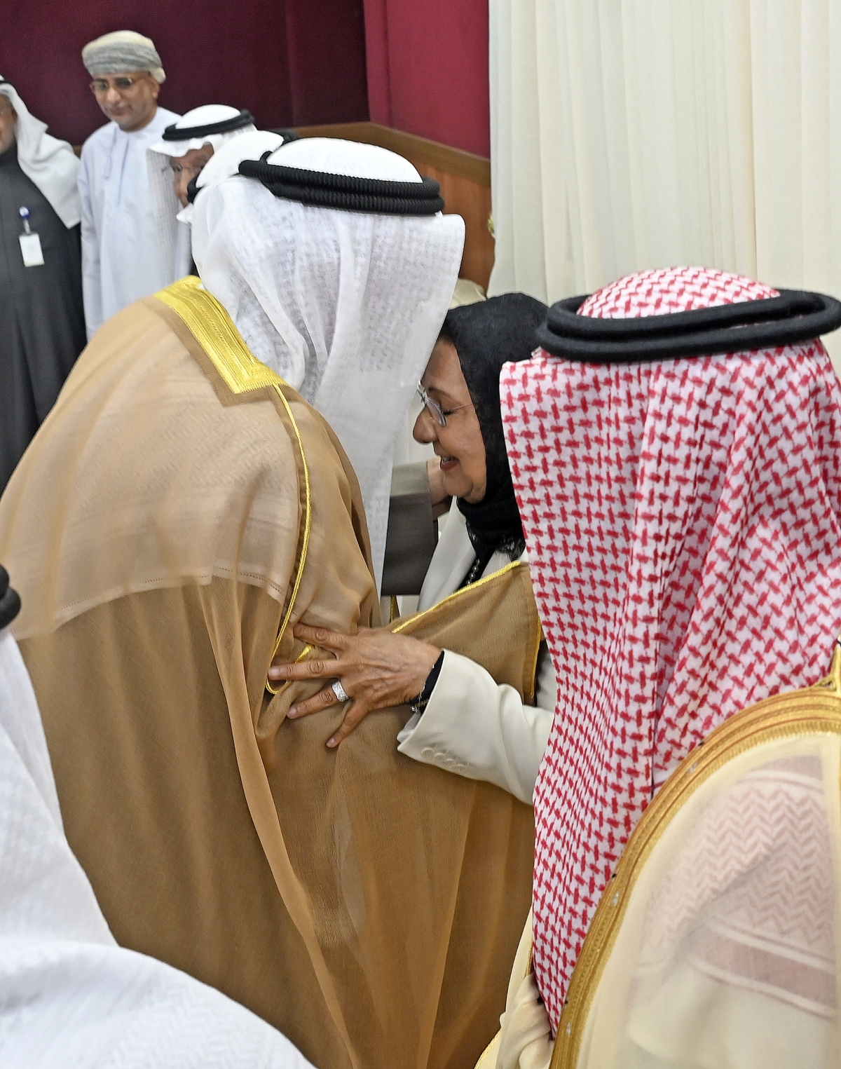 قبلة على رأس موضي الحمود من الوزير الطبطبائي