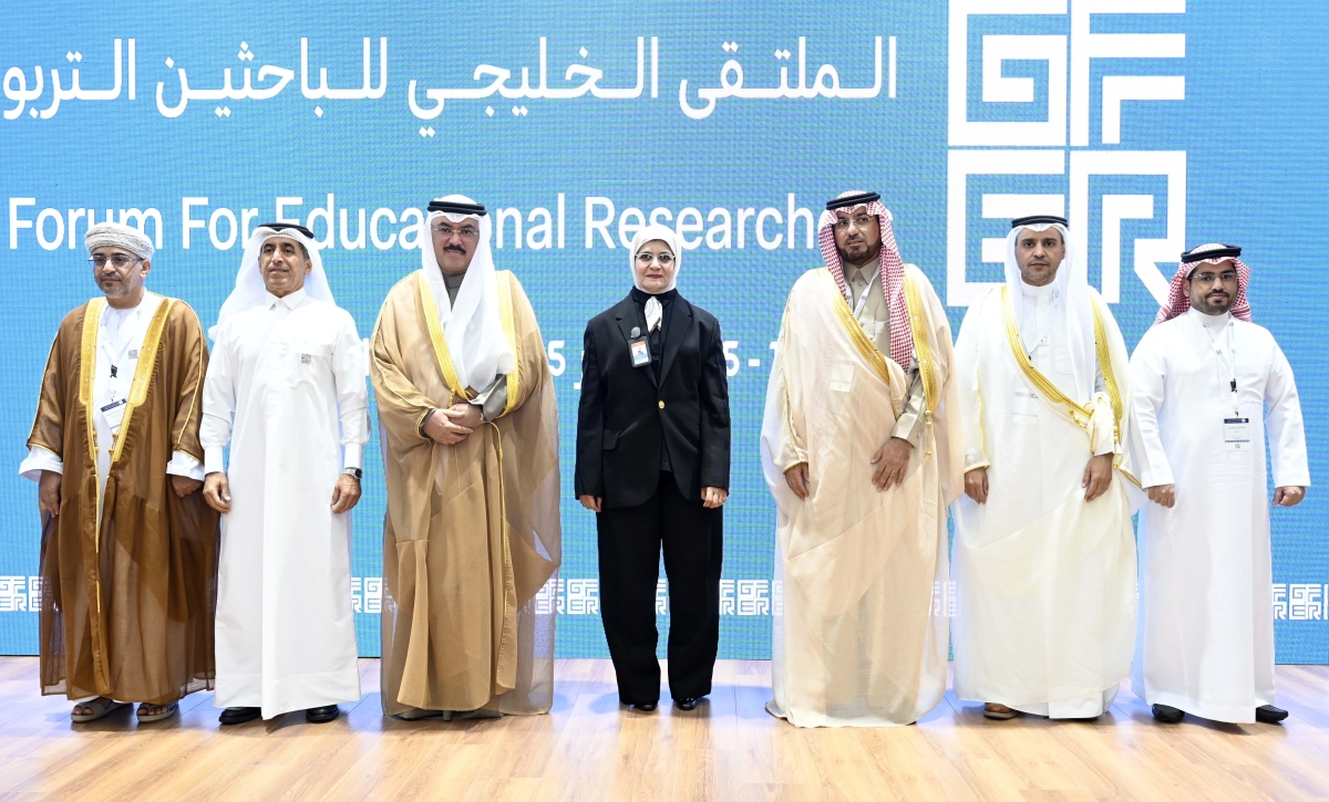 الطبطائي يتوسط مسؤولي المركز العربي للبحوث التربوية لدول الخليج 