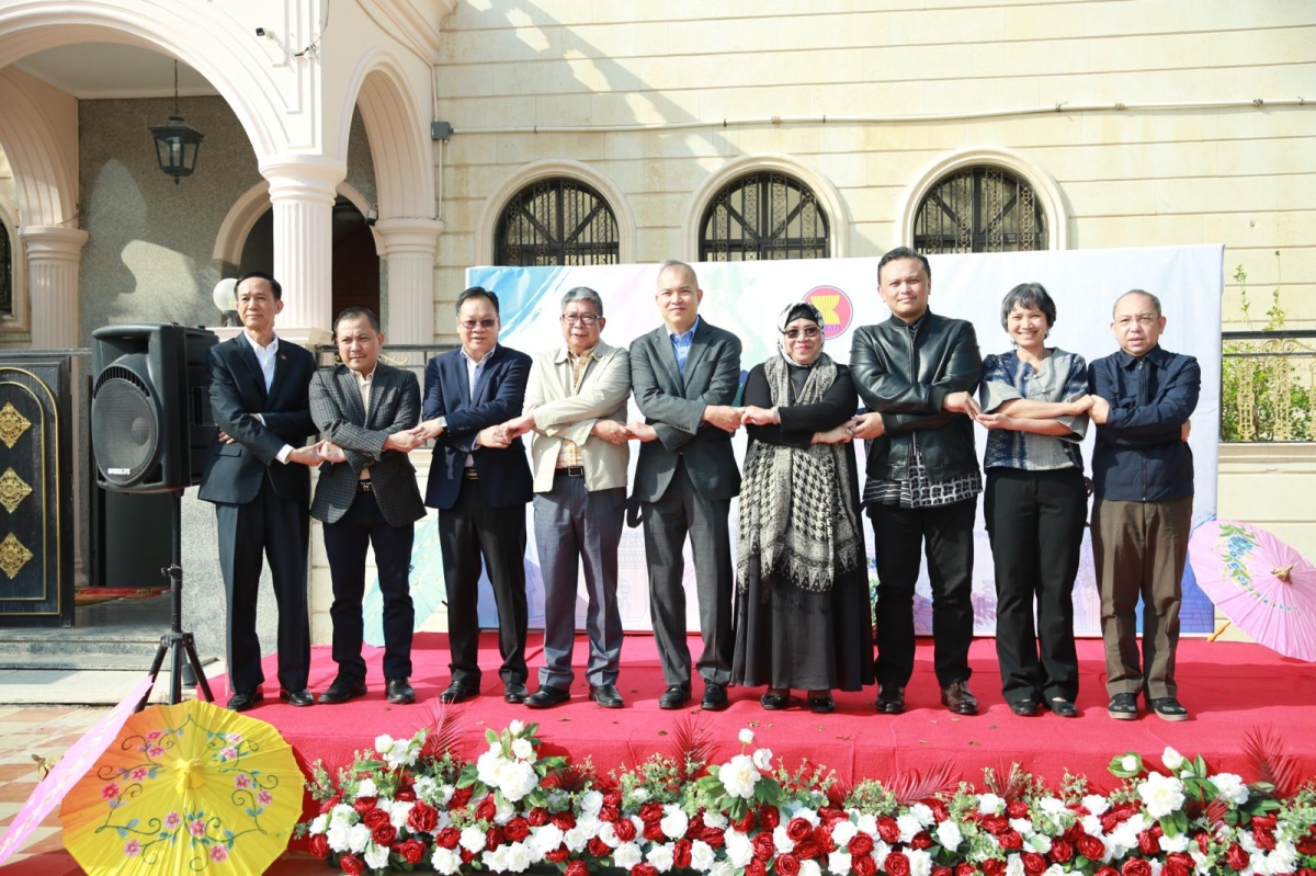 سفراء آسيان في صورة جماعية