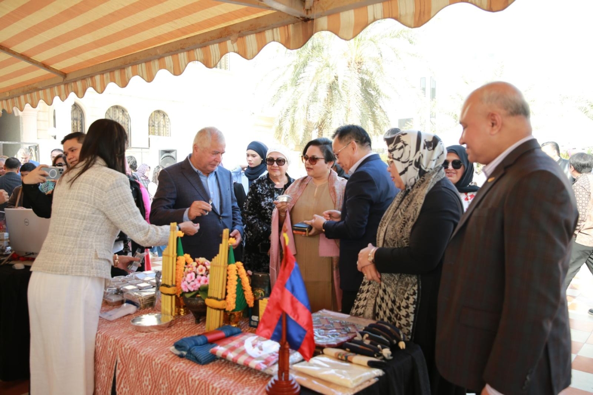 عميد السلك الدبلوماسي وسفراء الهند وإندونيسيا وبنغلاديش في أحد البوثات