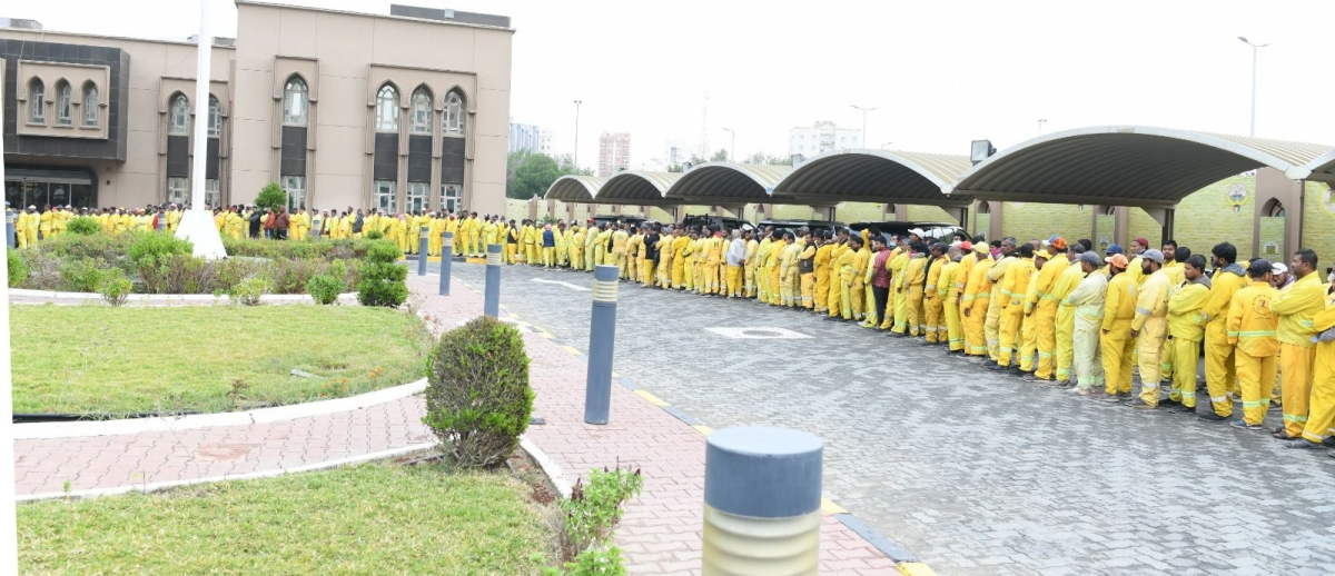 محافظة الفروانية تمد يد العون لعمال النظافة 