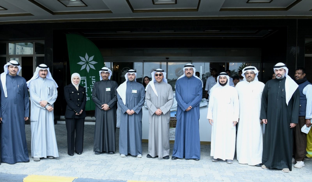 لقطة جماعية للمحافظ ومسؤولي الحملة 