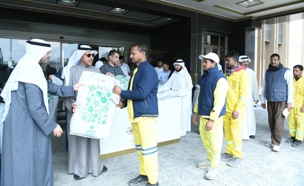 محافظ الفروانية يوزع كسوة الشتاء على العمال
