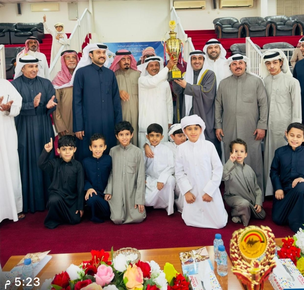 دعيج السلمان يسلم الكأس