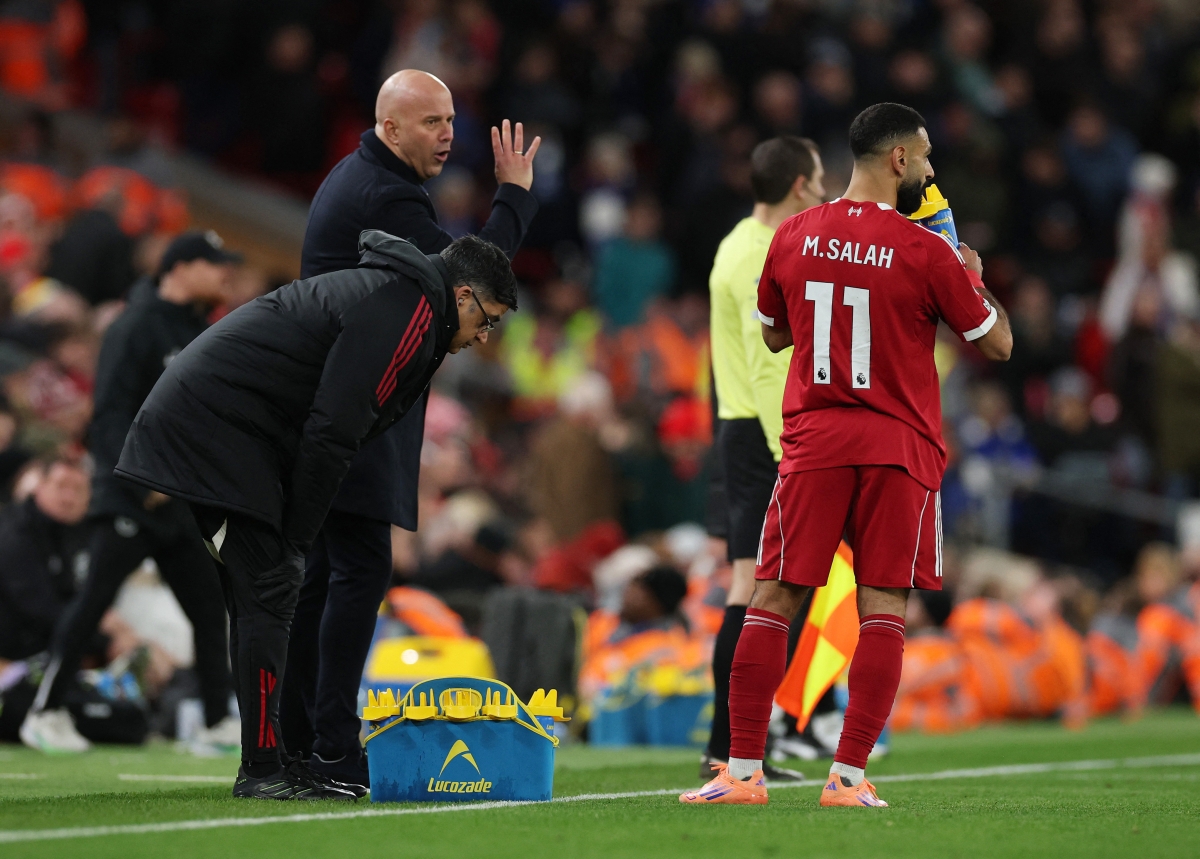 سلوت متحدثاً مع صلاح خلال المباراة