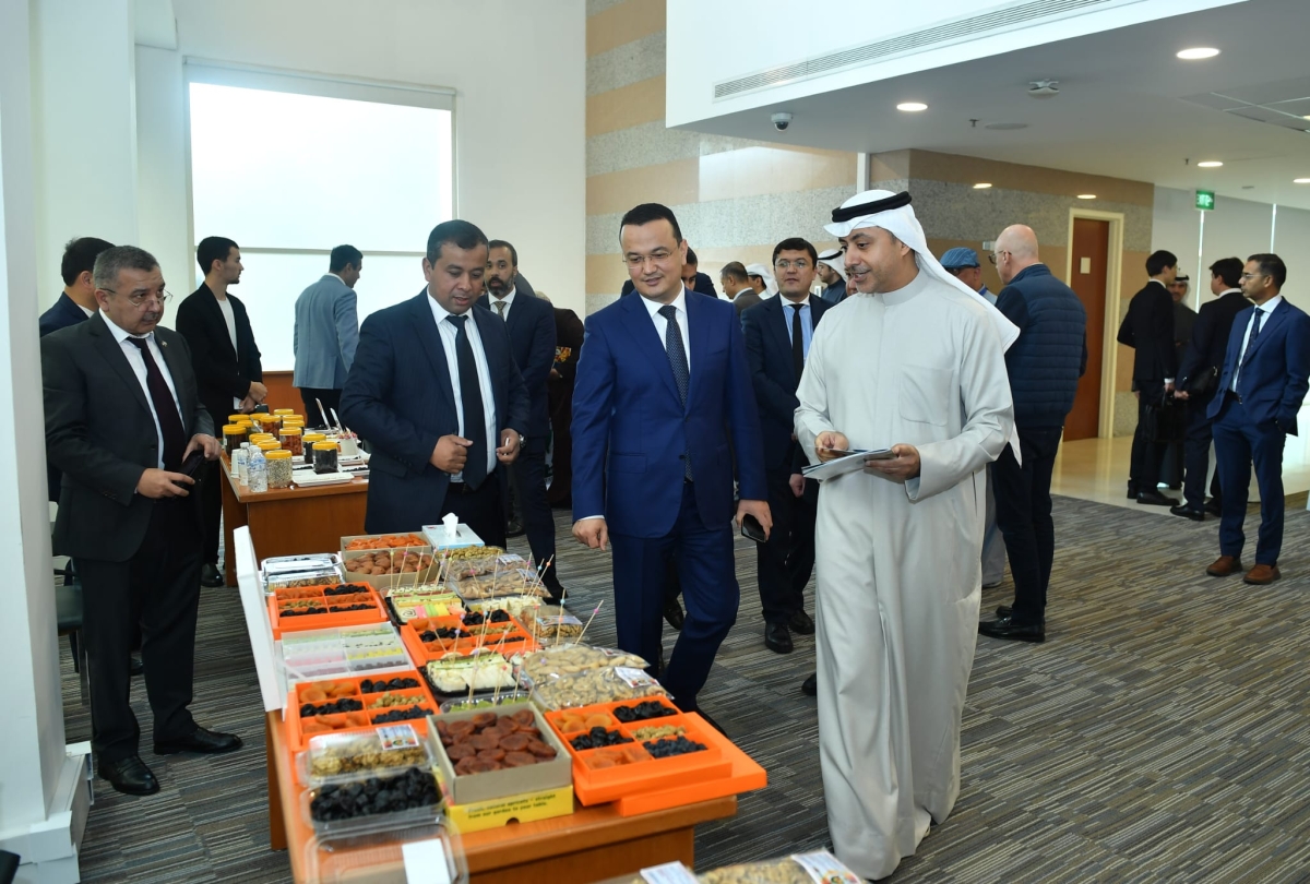 العودة وكودراتوف خلال جولتهما في المعرض المقام على هامش انعقاد اللجنة