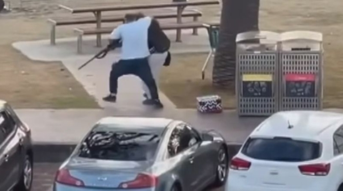 أحمد الأحمد يشتبك مع أحد المهاجمين 
