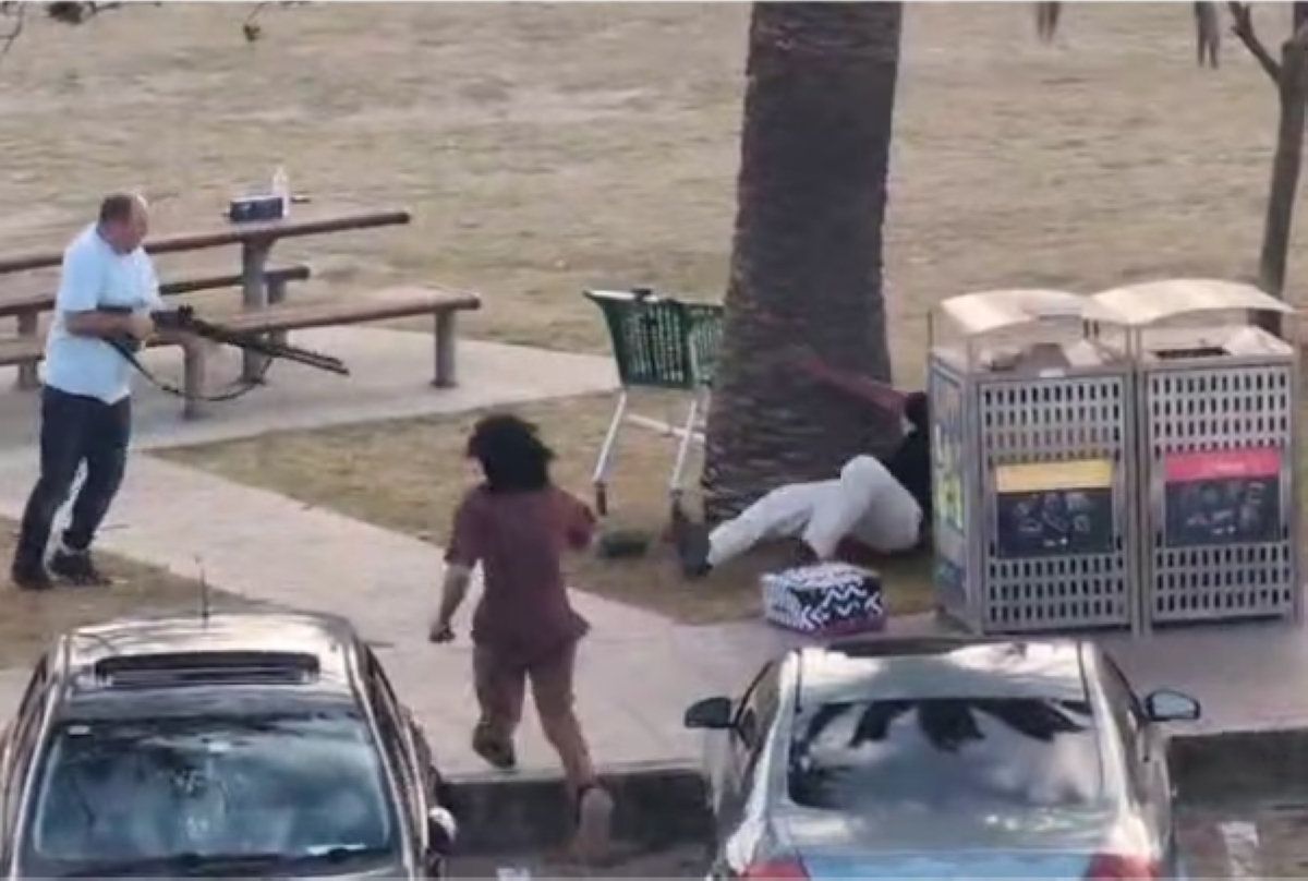 ... وينجح في انتزاع السلاح ويصوبه نحو المعتدي 