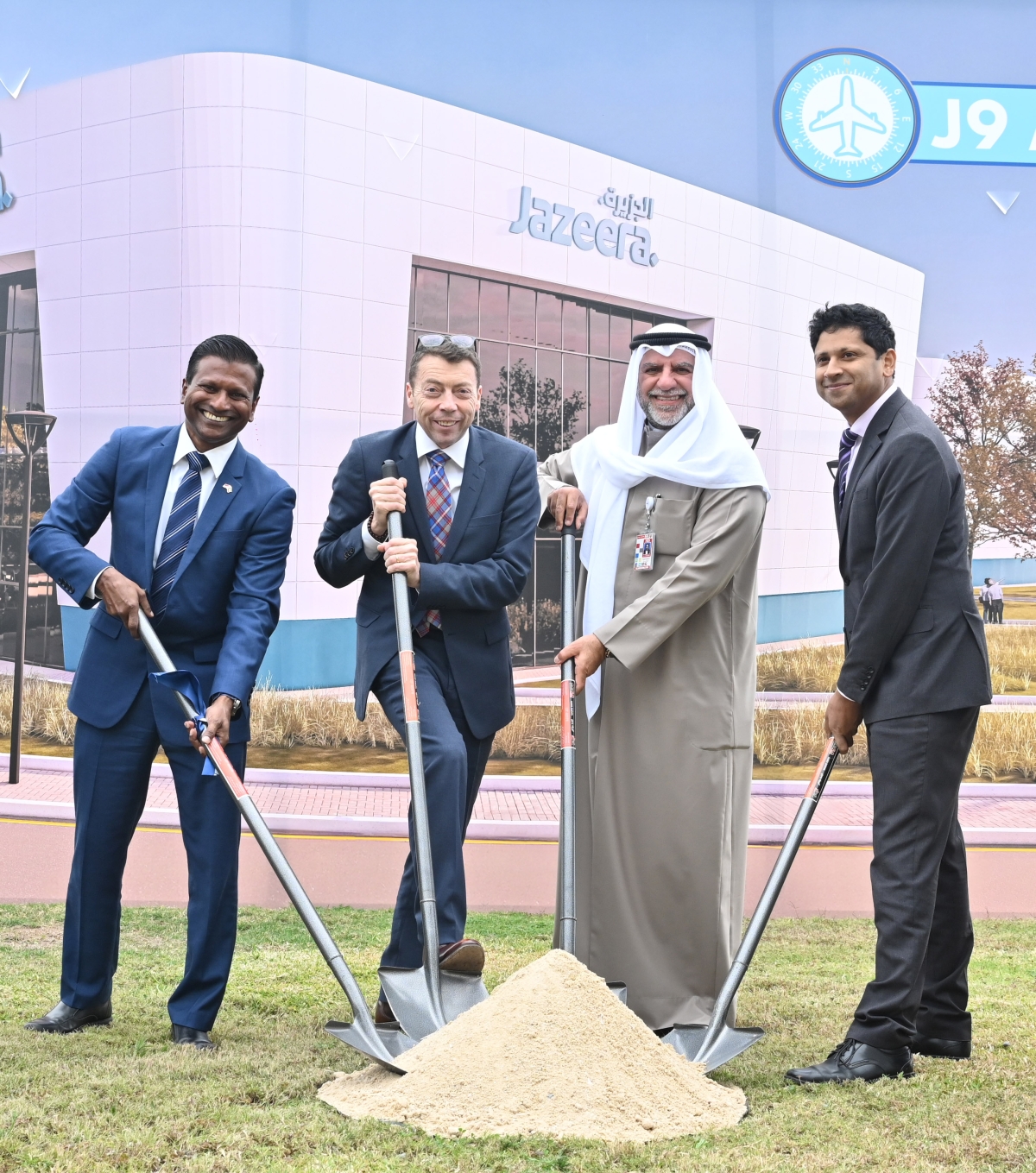 مروان بودي وإيان ماكنيكول وقدسي رشيد وباراثان باسوپاثي خلال وضع الحجر الأساس لجهاز المحاكاة (تصوير أسعد عبدالله)