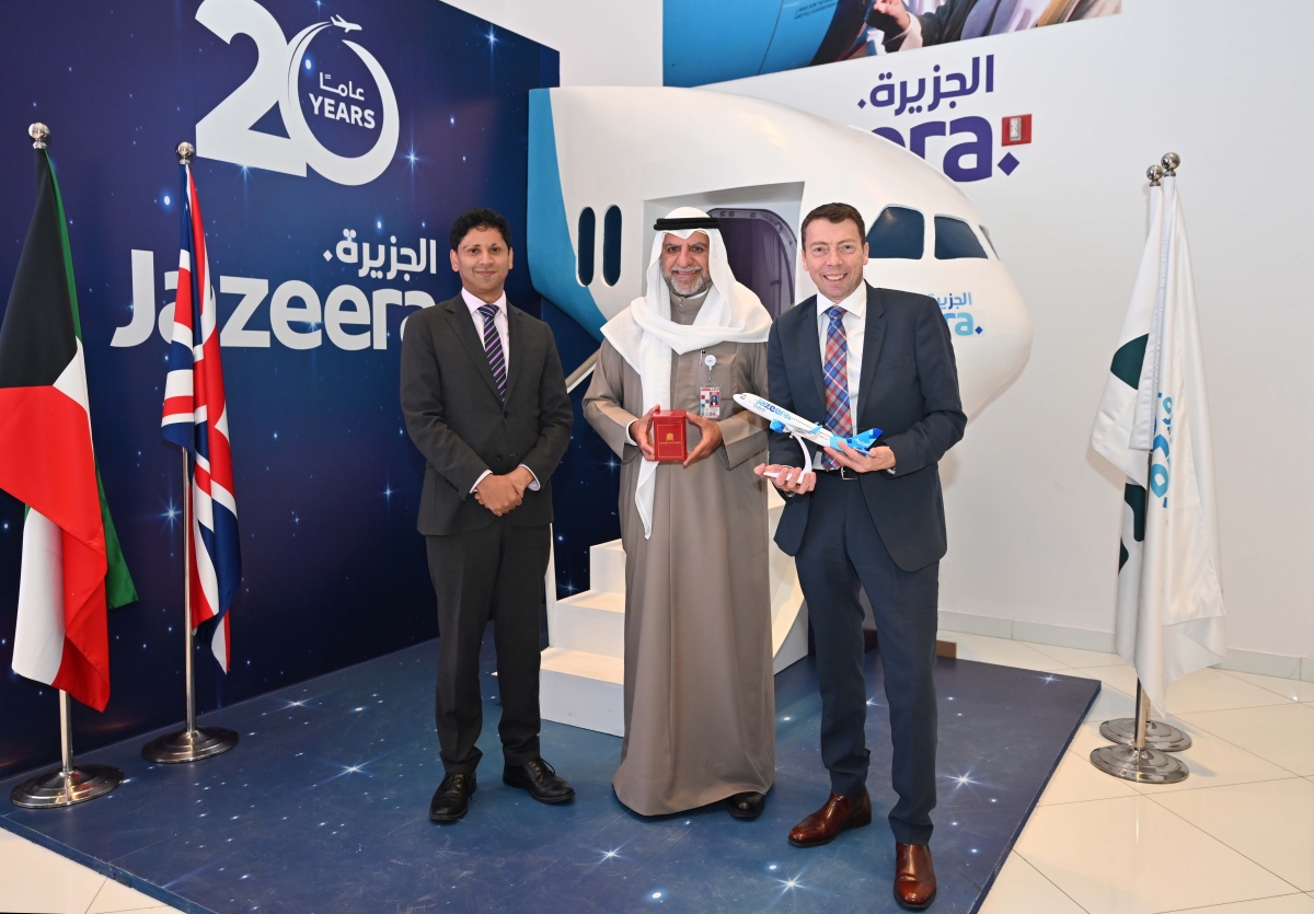 مروان بودي يتبادل الهدايا التذكارية مع اللورد إيان ماكنيكول




