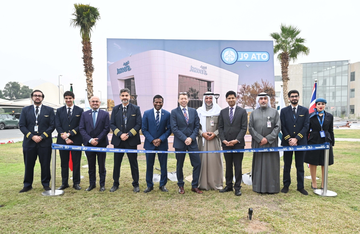 مروان بودي متوسطاً الوفد البريطاني وفريق «الجزيرة» خلال قص شريط افتتاح الموقع المخصص للجهاز 