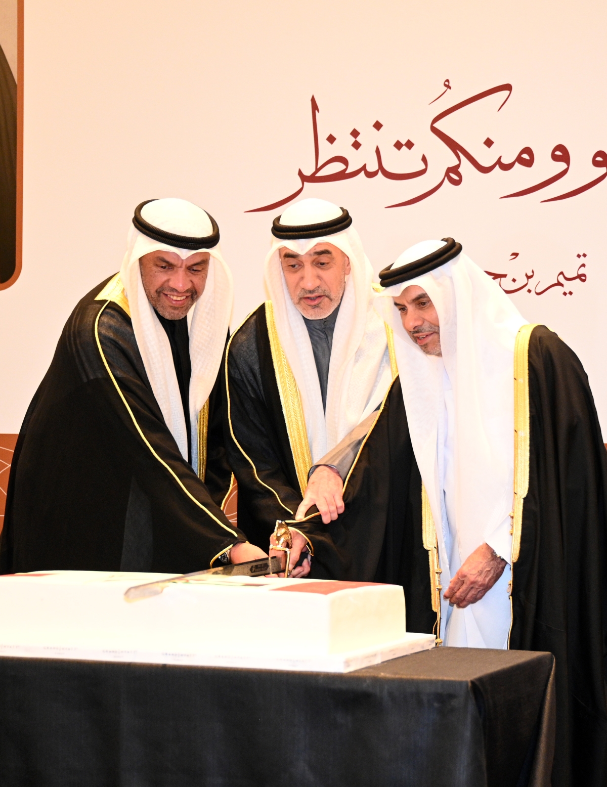 اليوسف واليحيا يشاركان السفير آل محمود قطع قالب حلوى الاحتفال  (تصوير نايف العقلة)