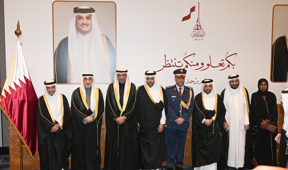 اليوسف واليحيا في لقطة جماعية مع سفير قطر وطاقم السفارة