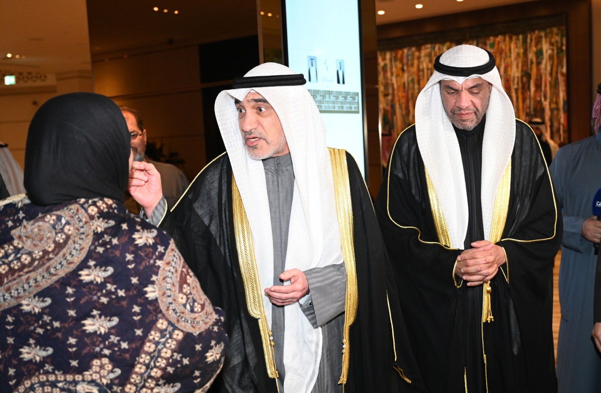 رئيس الوزراء بالإنابة في حديث مع مواطنة خلال الحفل