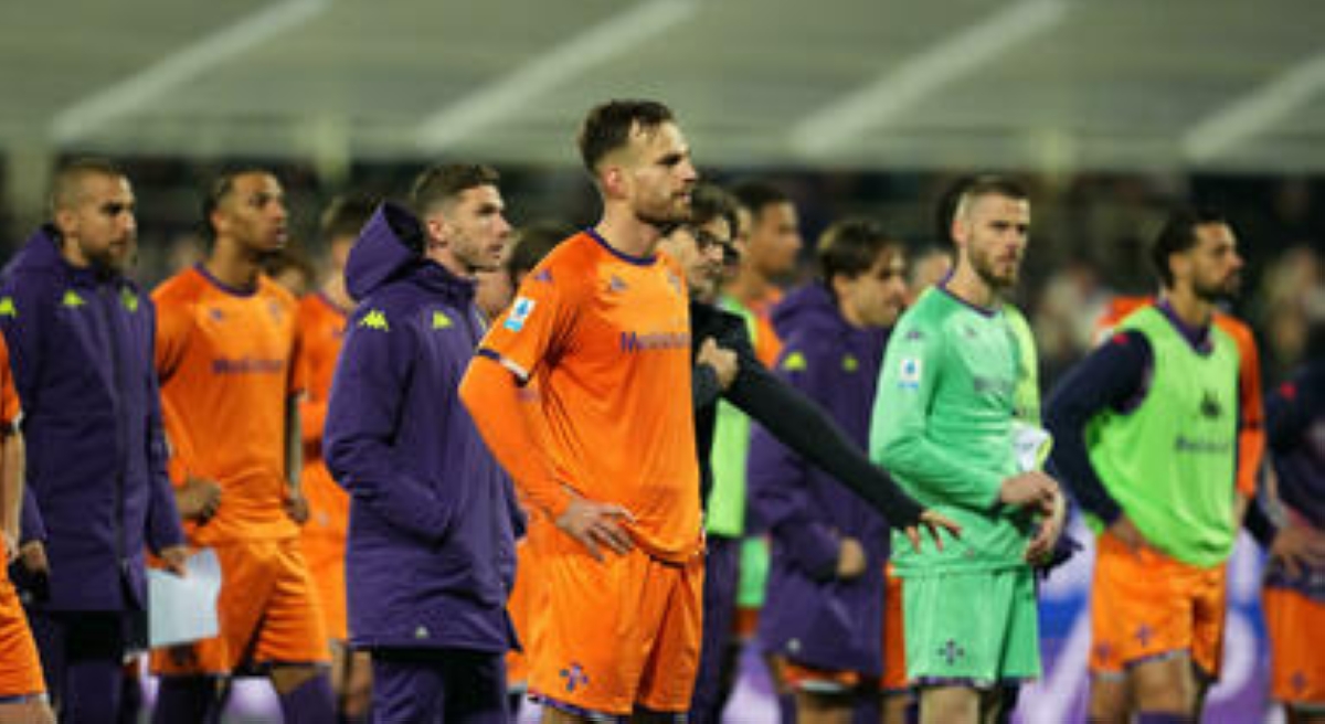 لاعبو فيورنتينا بعد الخسارة أمام فيرونا