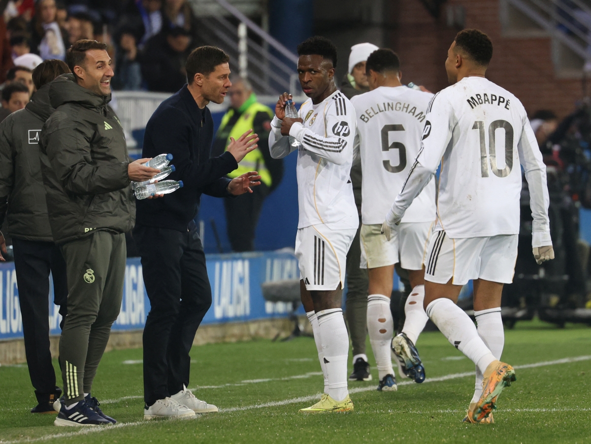 تشابي ألونسو متحدثاً مع فينيسيوس جونيور (أ ف ب )