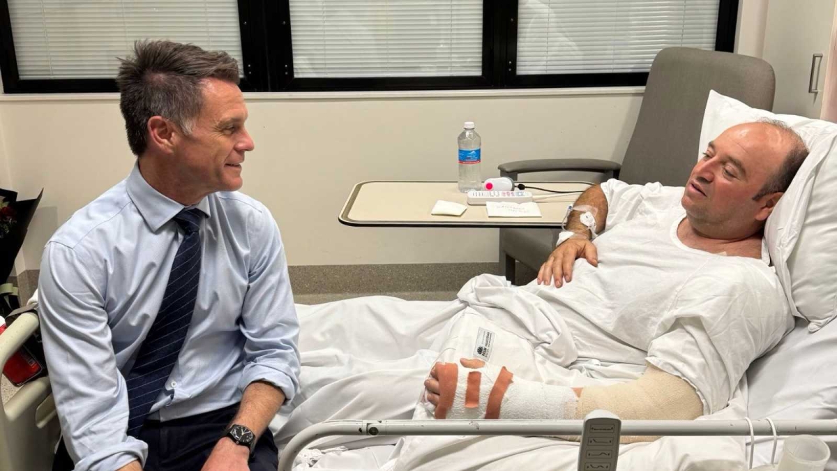 رئيس حكومة ولاية نيو ساوث ويلز الأسترالية يزور الأحمد في المستشفى