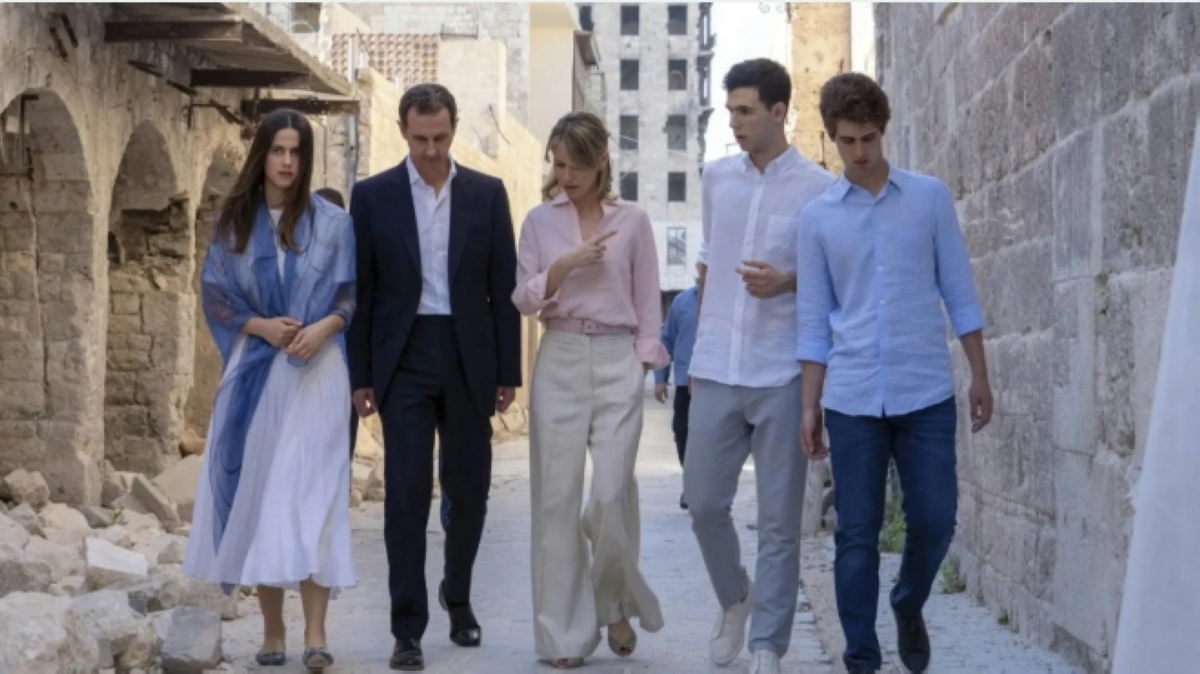 الأسد وزوجته وأبناؤهما حافظ وكريم وزين في حلب عام 2022 (أ ف ب)