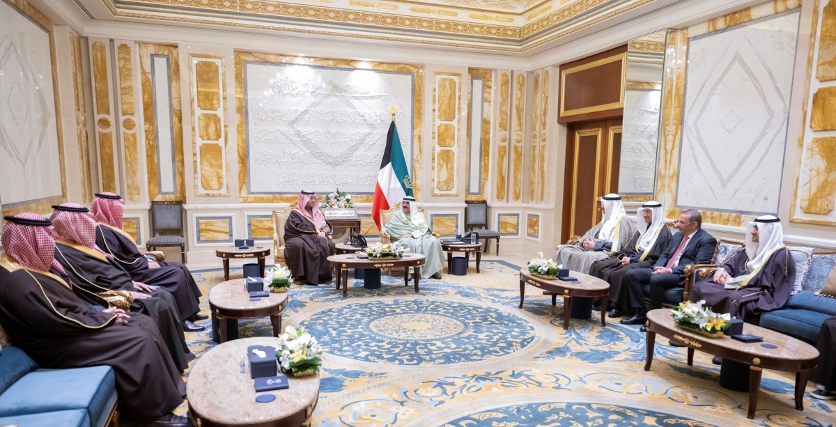 جانب من استقبال سمو الأمير لوزير الدولة عضو مجلس الوزراء السعودي والوفد المرافق