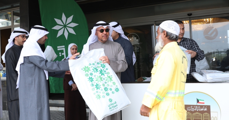 «التجاري» يهدي عمال النظافة كسوة الشتاء 