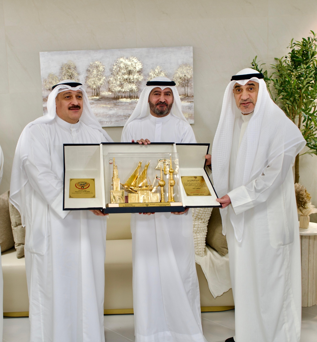 حمد المرزوق متسلماً درعاً تكريمية من الشيخ فهد اليوسف والدكتور أحمد العوضي على هامش افتتاح الجناح العاشر في مركز علاج الإدمان