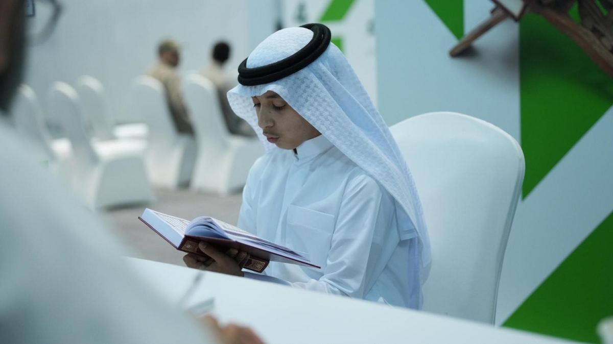 طفل يرتل القرآن
