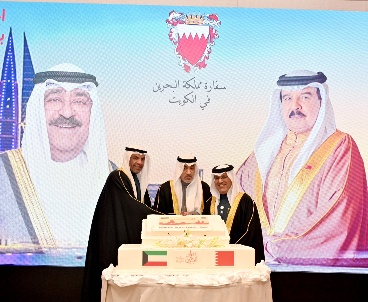 رئيس الوزراء بالإنابة ووزير الخارجية يشاركان سفير البحرين قطع قالب حلوى الاحتفال (تصوير أسعد عبدالله)