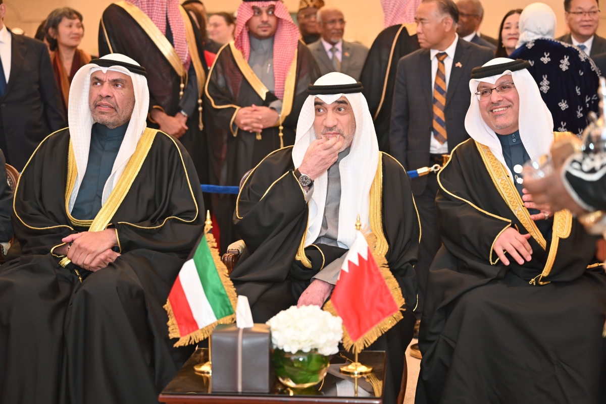 اليوسف واليحيا والمالكي يتابعون فقرة فنية خلال الحفل 