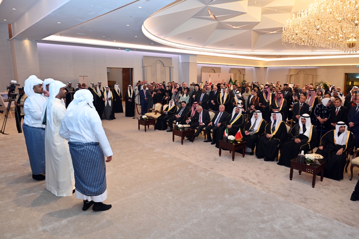 الحضور يشاهد لقطات فولكلورية بحرينية على المسرح 