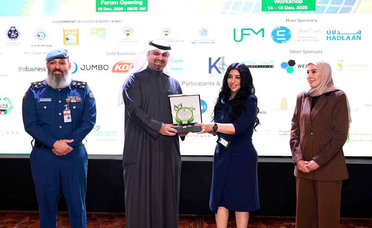 الصالح يكرم مديرة البيئة 