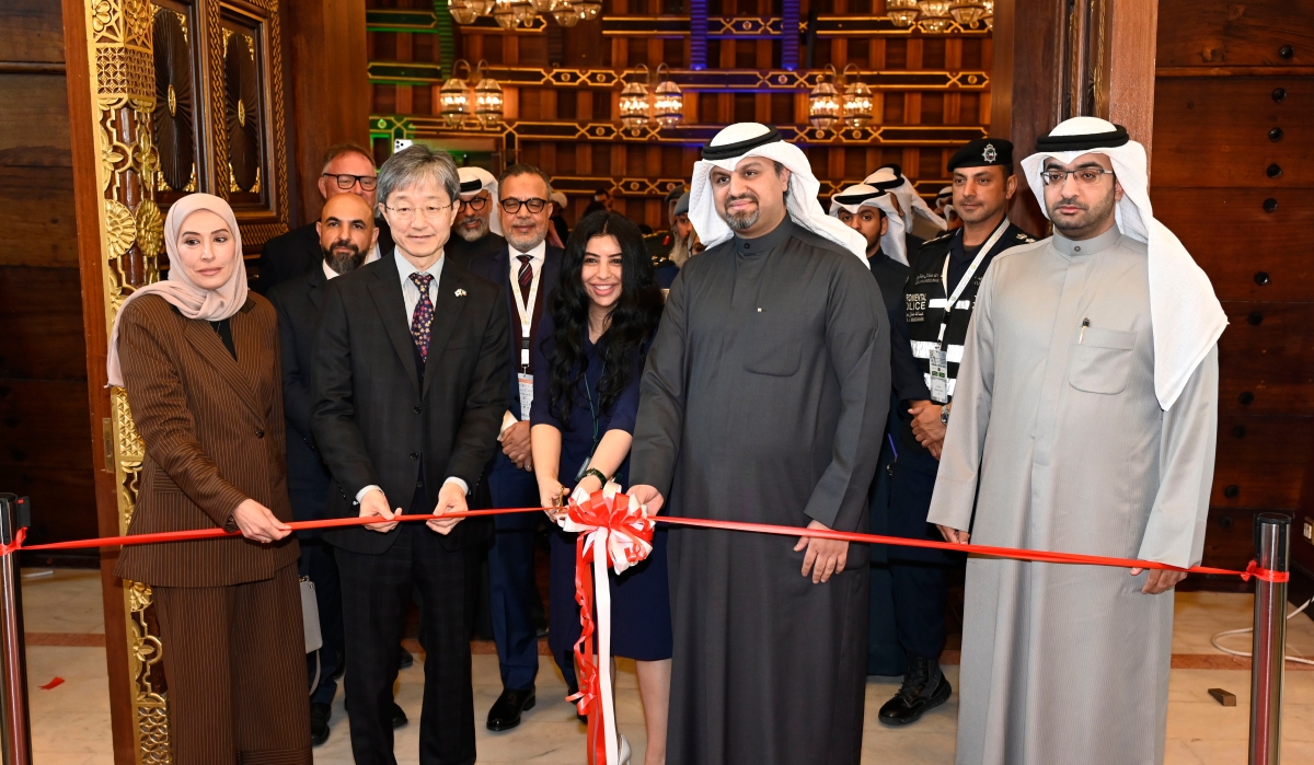 قص شريط افتتاح المنتدى (تصوير سعود سالم)