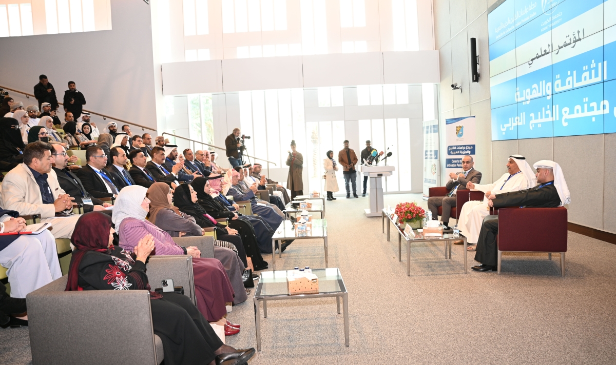المتحدثون والجمهور في الجلسة الافتتاحية للمؤتمر (تصوير نايف العقلة)